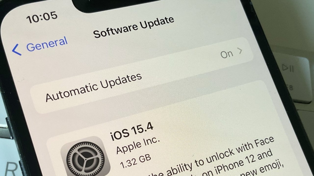 Apple's support team has responded to complaints that the latest iOS 15 update is causing iPhone batteries to drain faster, and suggested one solution. It's quite common for an iOS update to cause faster than usual draining of an iPhone battery, with it being seen for instance after iOS 14.6. Similarly, users complained about the same problem when the iPhone 12 Pro came out. With the issue affecting an unknown number of iOS 15.4 users, though, Apple has offered an explanation and suggestion. It's not an acknowledgement of any unusual battery drain issue. Instead, it's advice that could be applied after any update. Nonetheless, this time Apple support is actively recommending that users wait to see if the issue resolves itself. And it is offering to follow up if problems persist.
